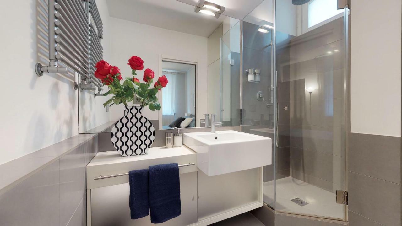 Design Apartment Near Duomo Square Milánó Kültér fotó